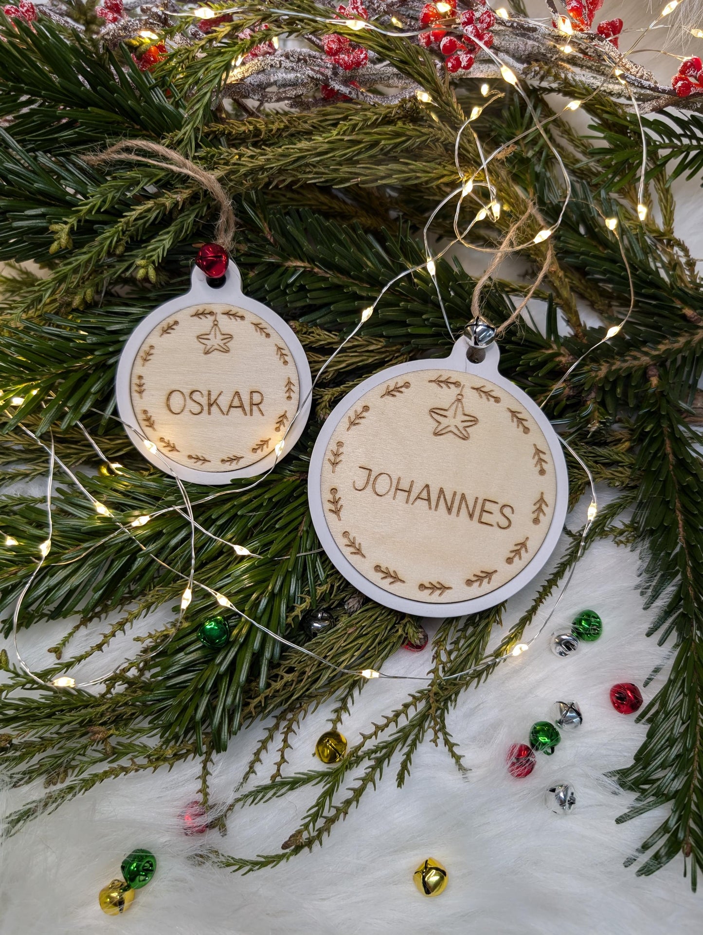 Personalisierte Weihnachtsbaumkugel mit Holzgravur – Christbaumschmuck & Geschenkidee