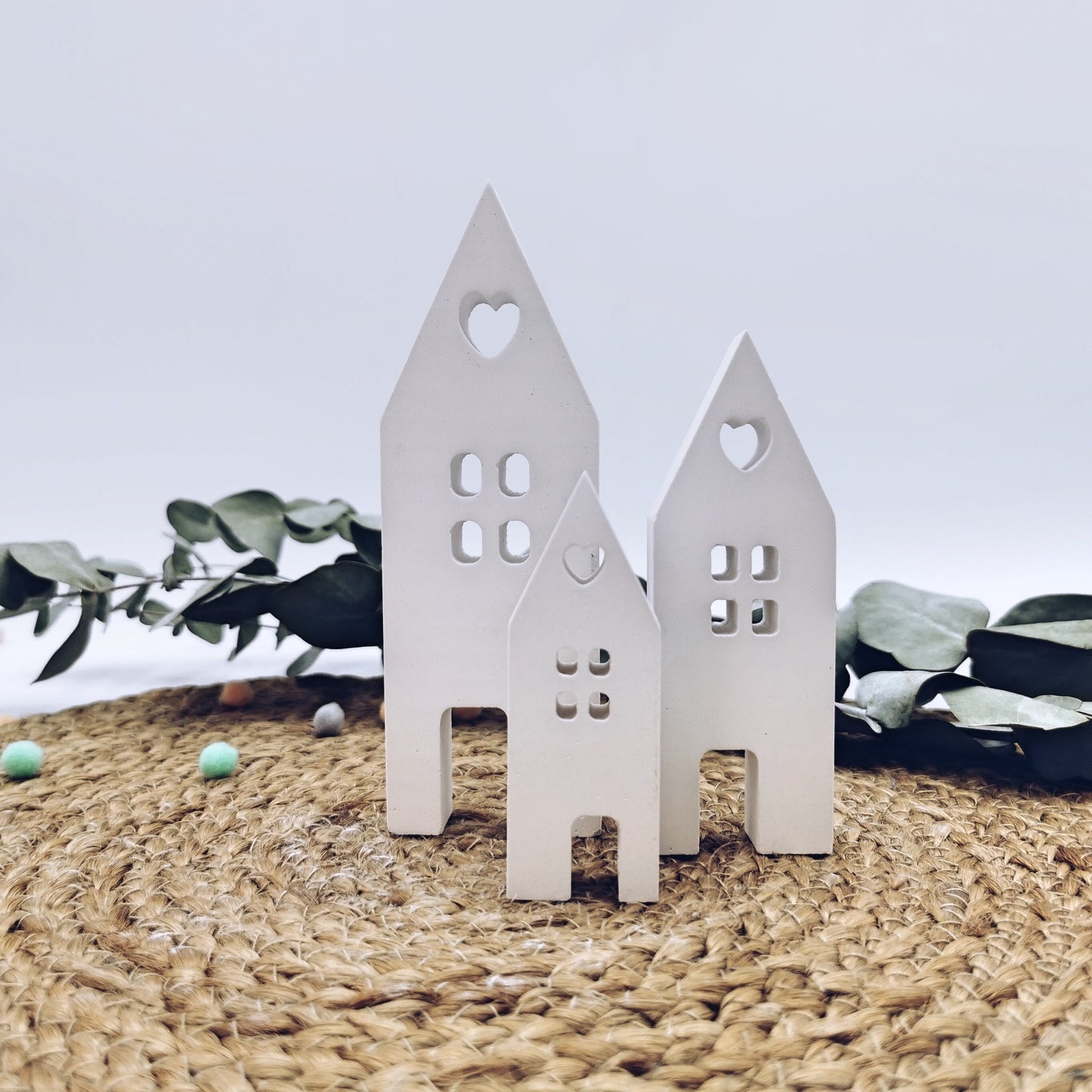 Handgefertigte weiße Dekohäuser aus Raysin - perfekte Geschenkidee für jeden Anlass. Weiße dekohäuser kaufen für moderne Wohnakzente.