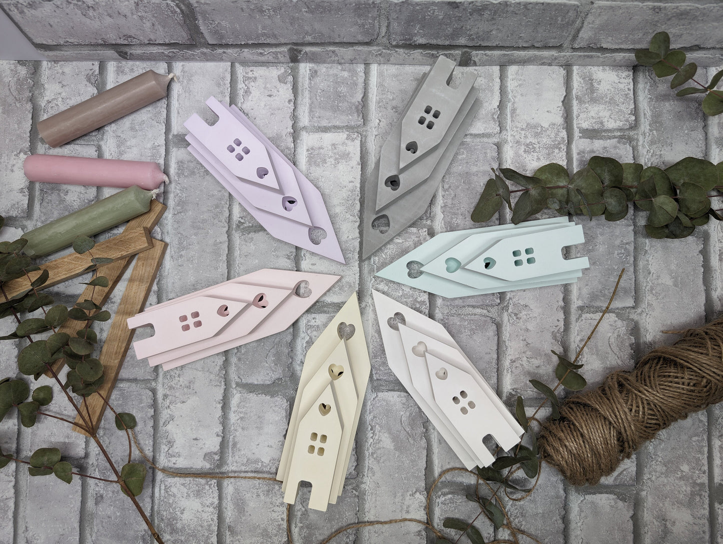 Handgefertigte Skandi Deko - 3er Set dekorative Lichthäuser aus Raysin, die nordische Gemütlichkeit ins Zuhause bringen.