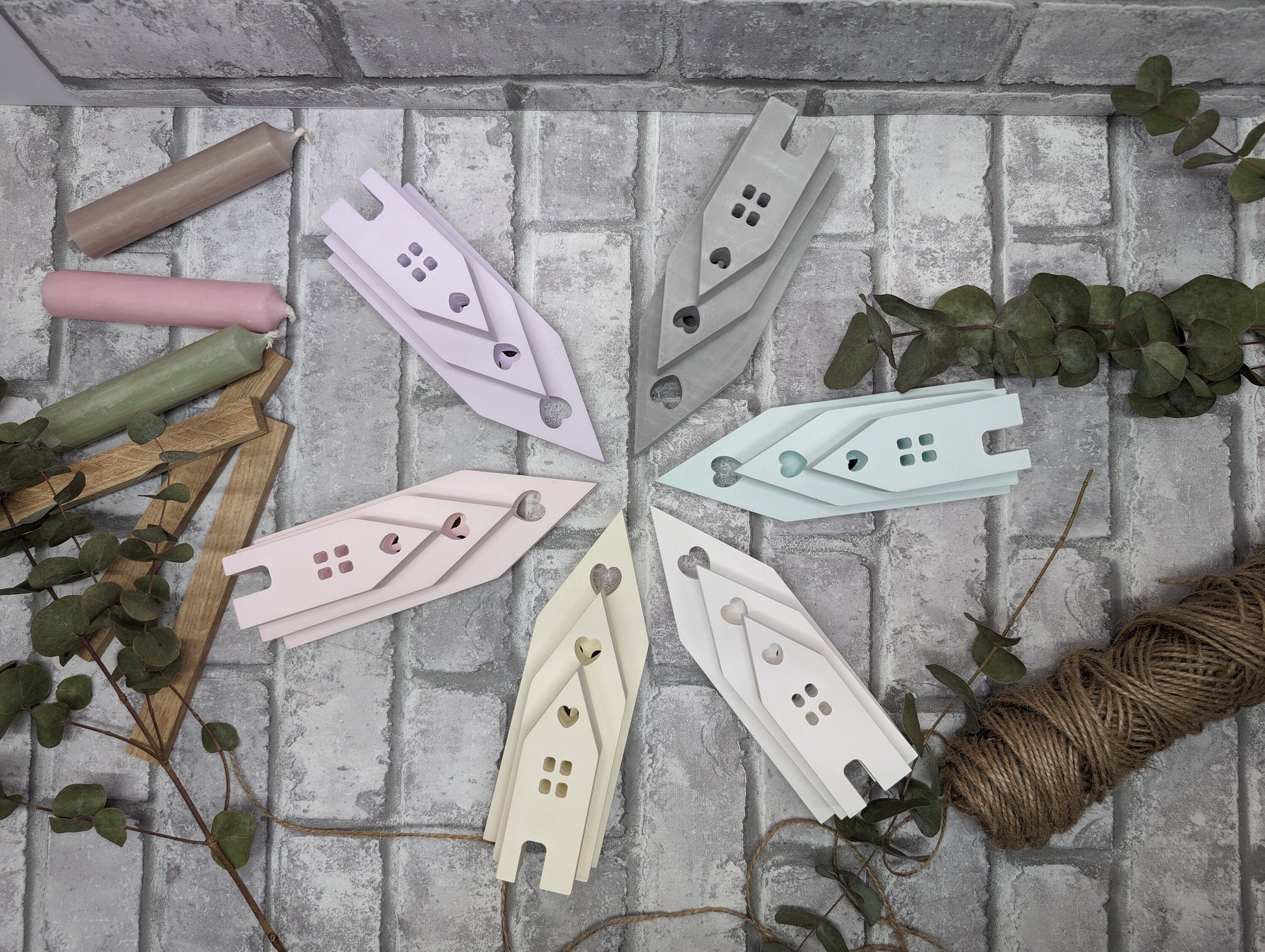 Handgefertigte Skandi Deko - 3er Set dekorative Lichthäuser aus Raysin, die nordische Gemütlichkeit ins Zuhause bringen.