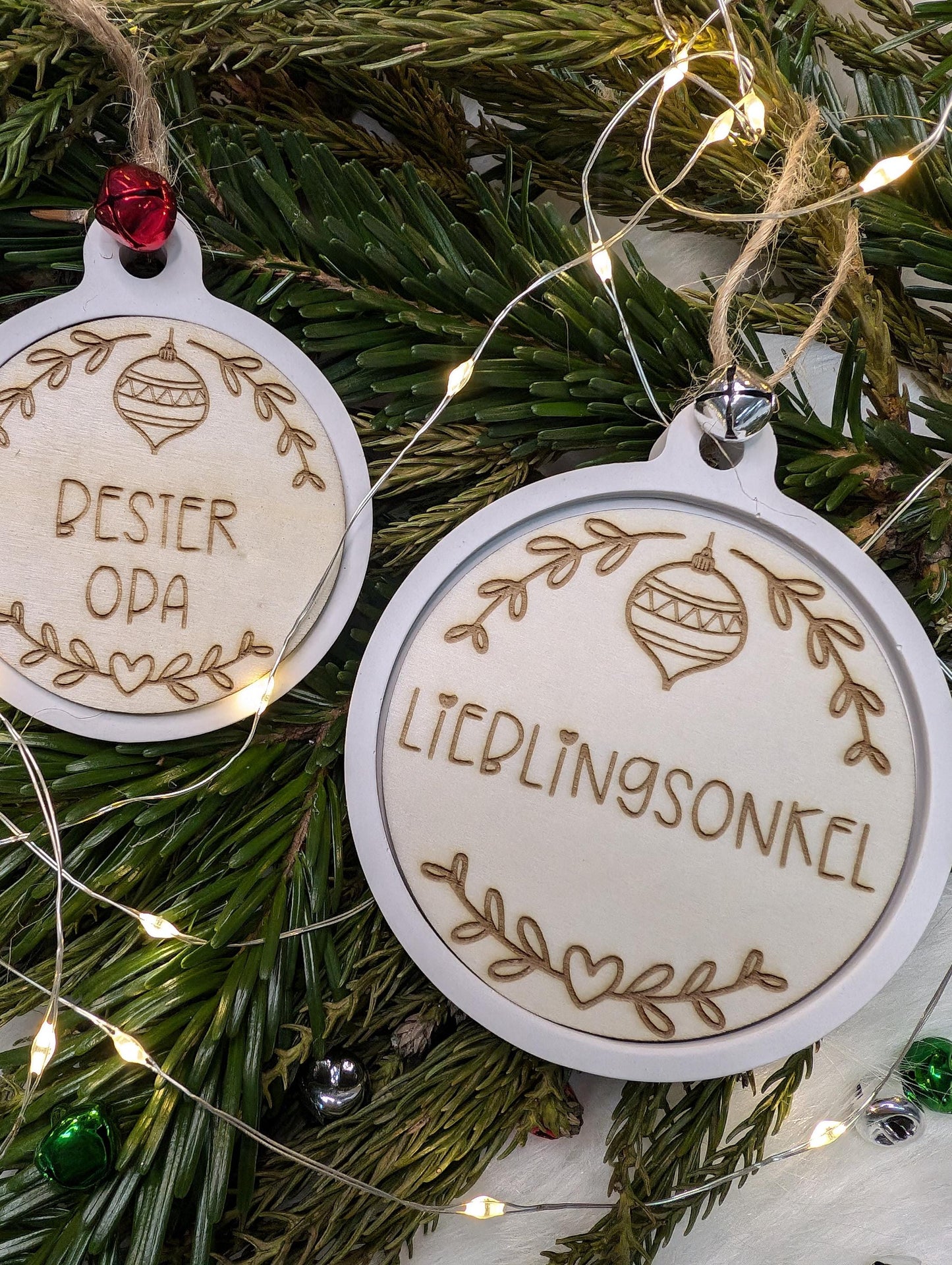 Personalisierte Weihnachtsbaumkugel mit Holzgravur – Christbaumschmuck & Geschenkidee