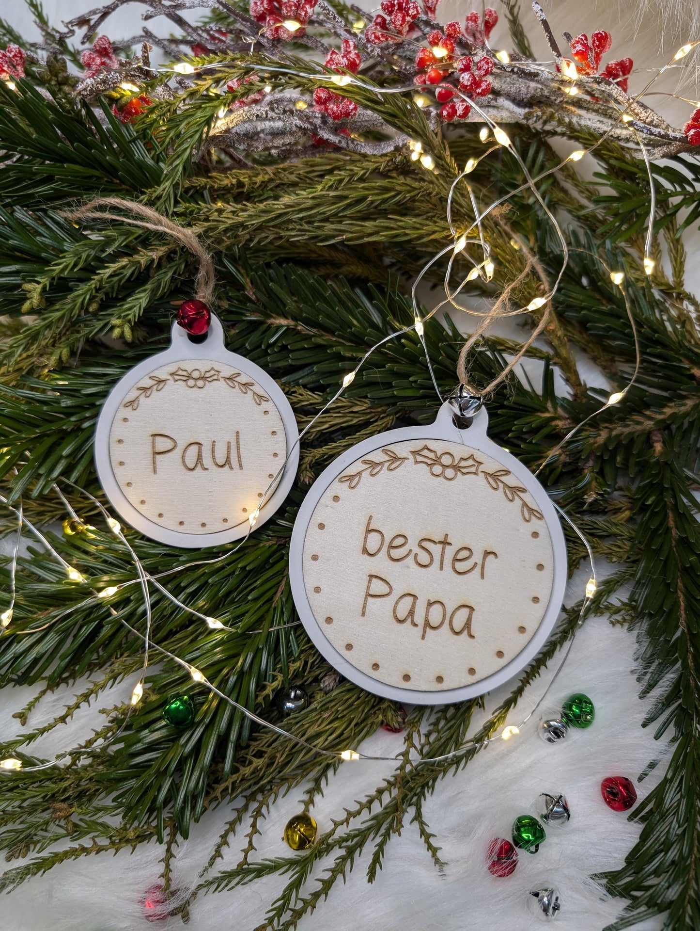 Personalisierte Weihnachtsbaumkugel mit Holzgravur – Christbaumschmuck & Geschenkidee