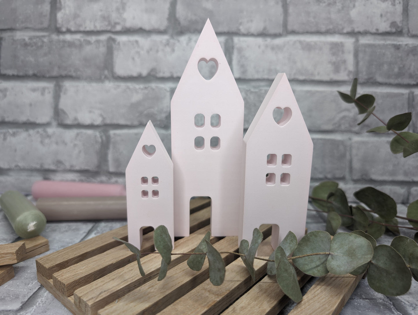 Elegante dekorative Lichthäuser aus Raysin, die zauberhafte Lichtakzente in jedem Raum setzen.