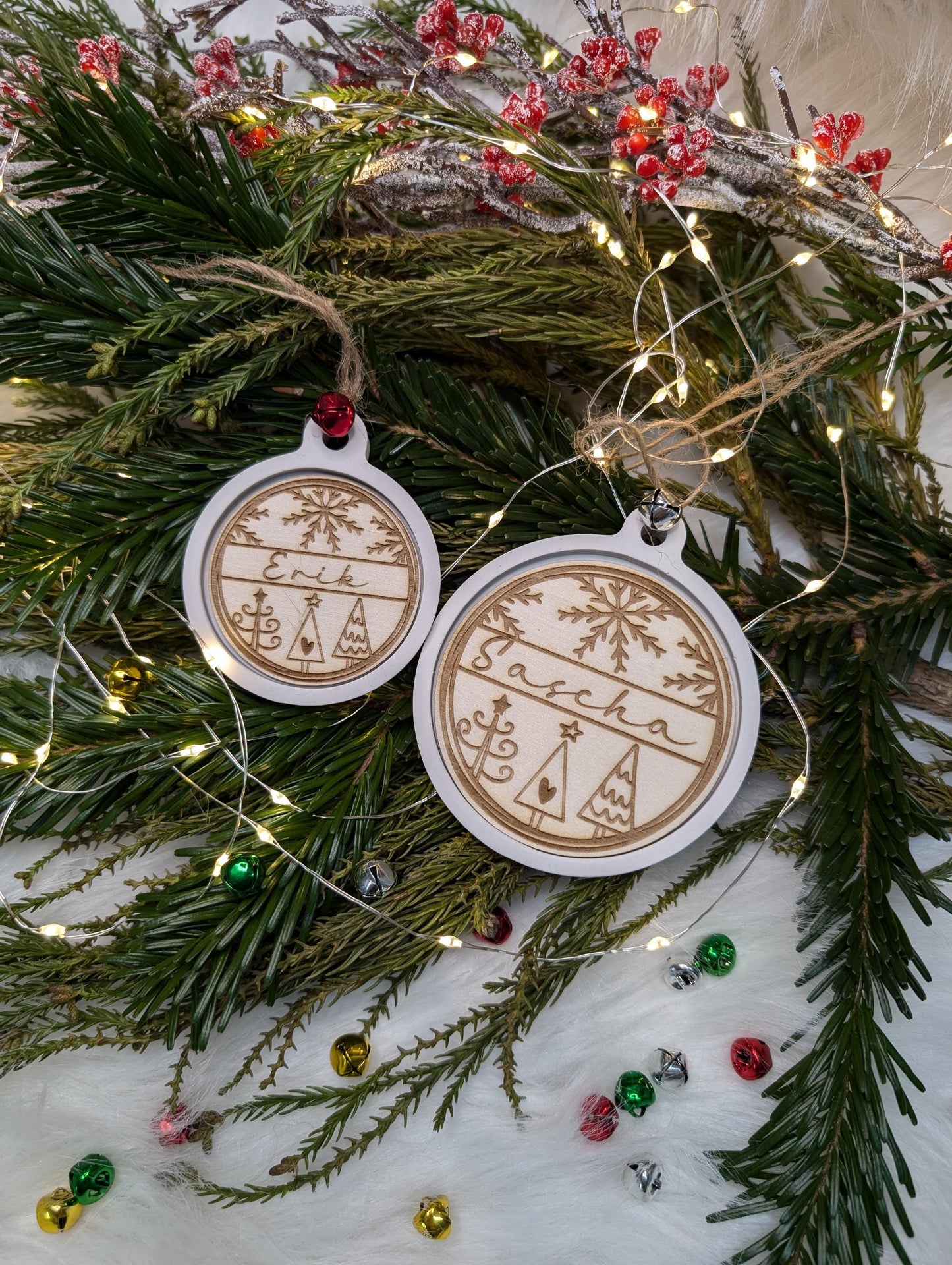 Personalisierte Weihnachtsbaumkugel mit Holzgravur – Christbaumschmuck & Geschenkidee