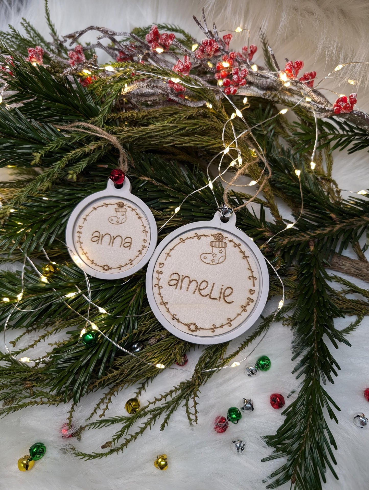 Personalisierte Weihnachtsbaumkugel mit Holzgravur – Christbaumschmuck & Geschenkidee