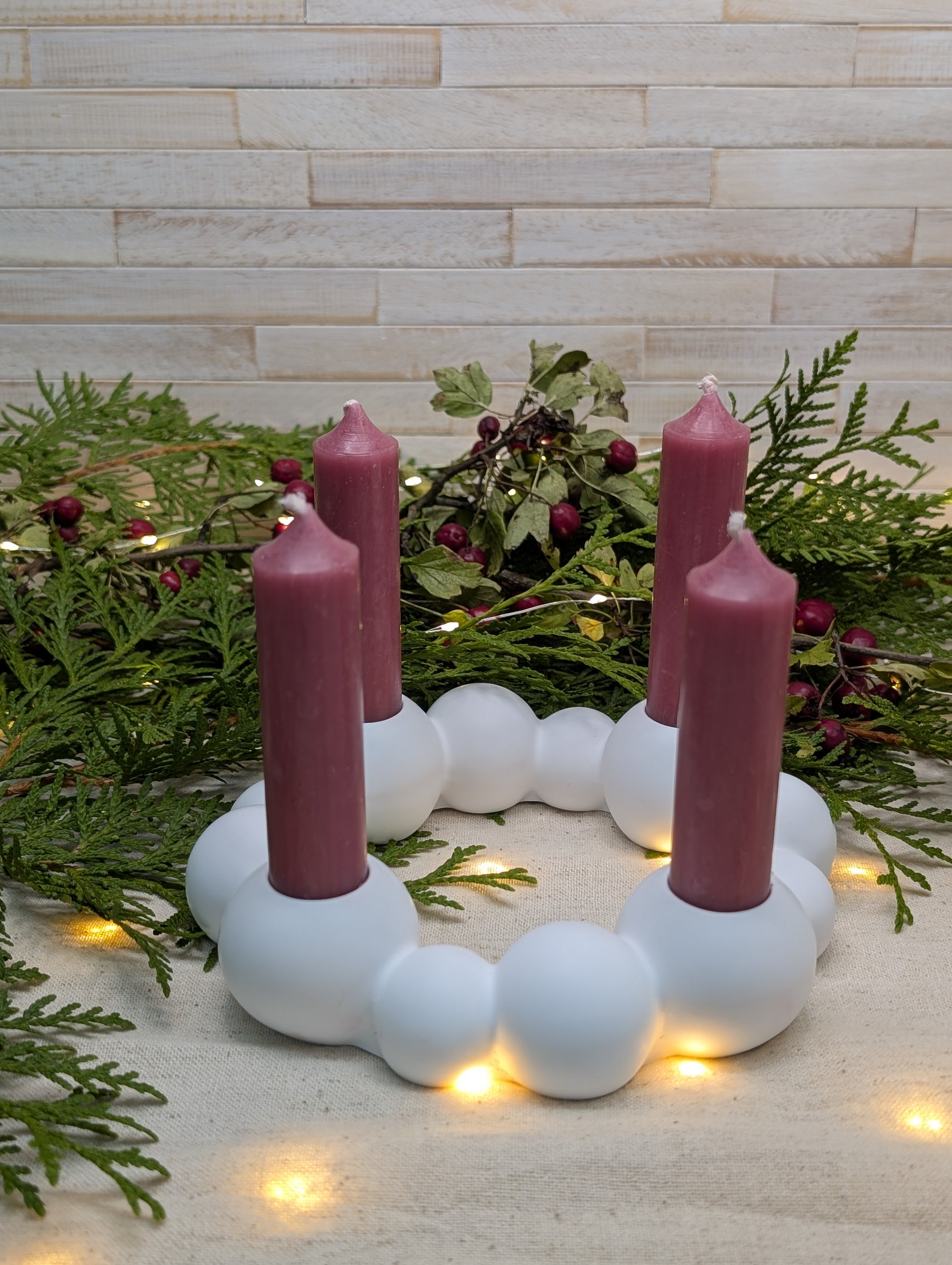 Adventskranz „Bubble“ mit minimalistischem Design, inklusive 4 Stabkerzen, stilvoll passend zu jedem Einrichtungsstil.