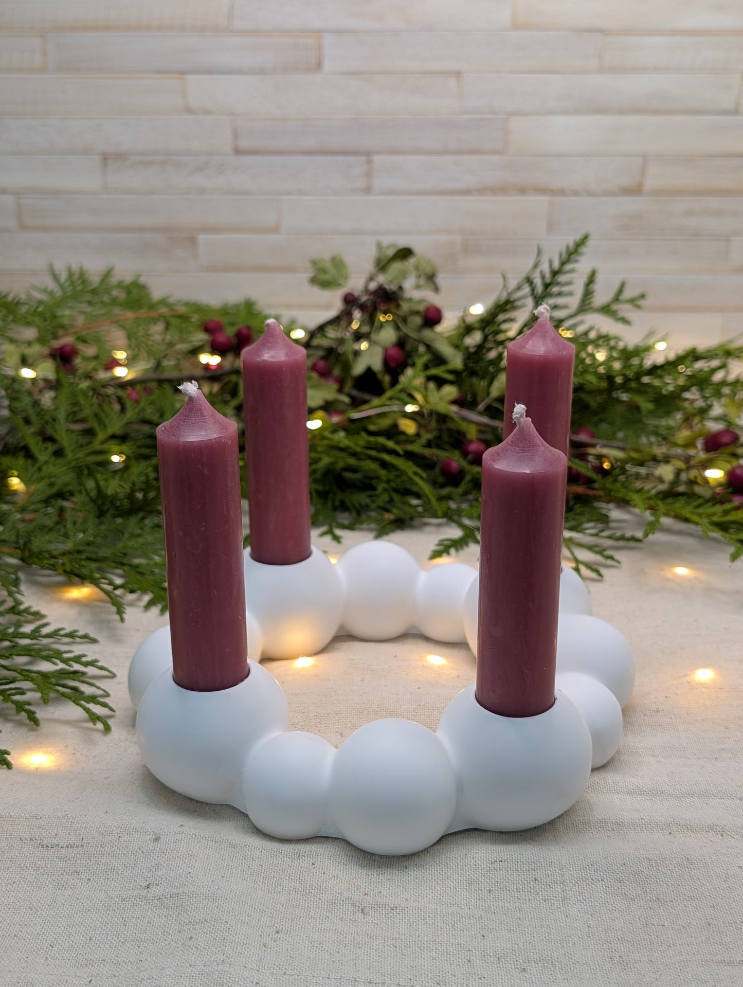 Handgefertigter Adventskranz „Bubble“ aus Gießkeramik in mattem Weiß, perfekt für skandinavische und klassische Dekoration.
