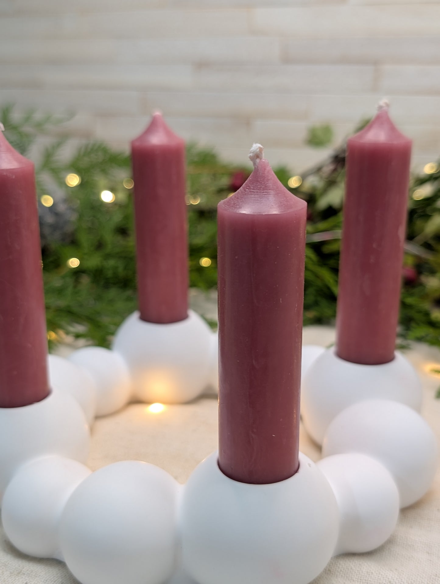 Adventskranz „Bubble“ – handgegossen aus Gießkeramik, moderner und festlicher Look mit 4 Kerzen, ideal für die Ferienzeit.