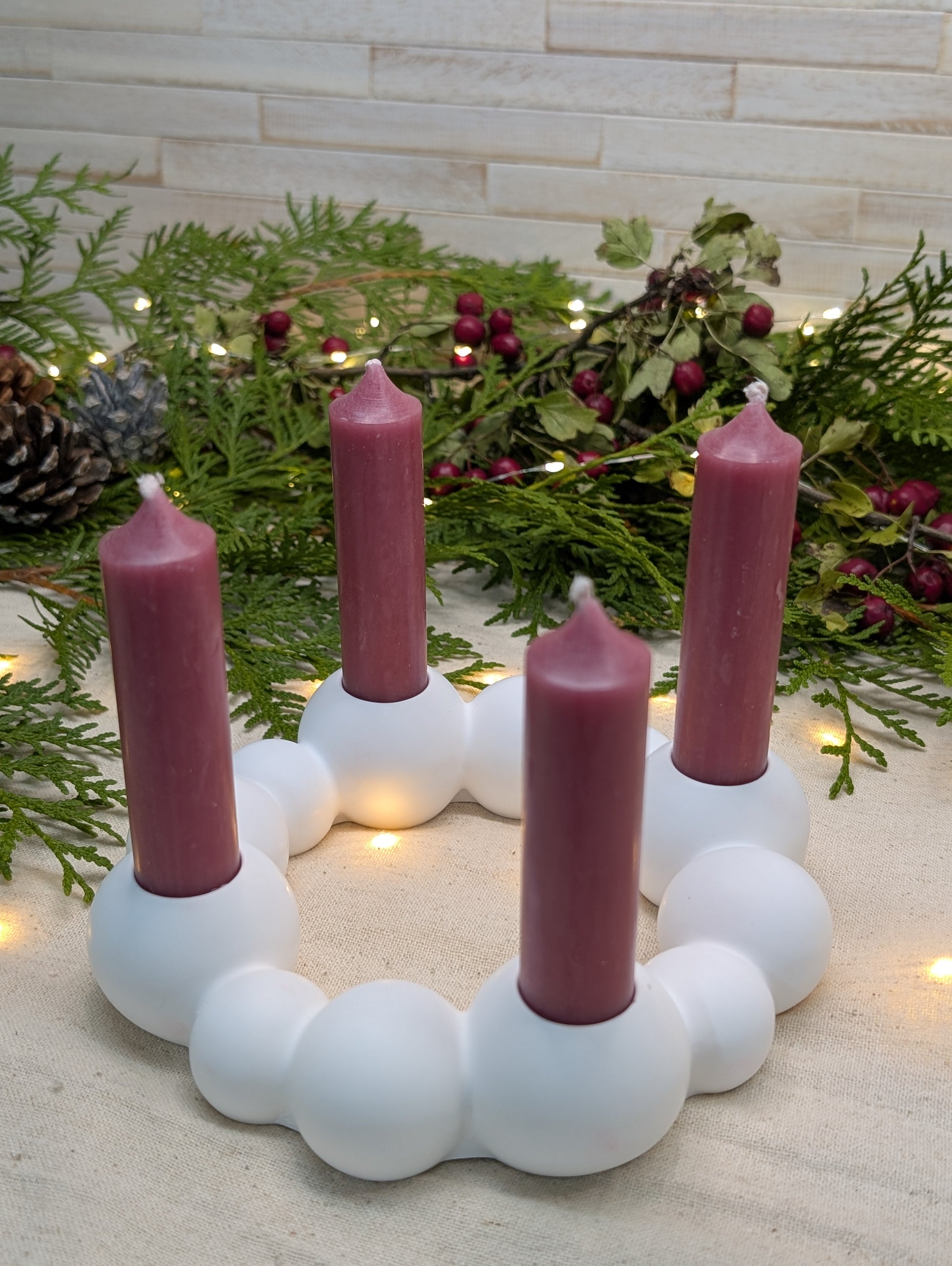 Naheaufnahme vom Adventskranz „Bubble“ mit sanfter Matte-Oberfläche und vier Kerzenplätzen, ideal für festliche Tischdekoration.