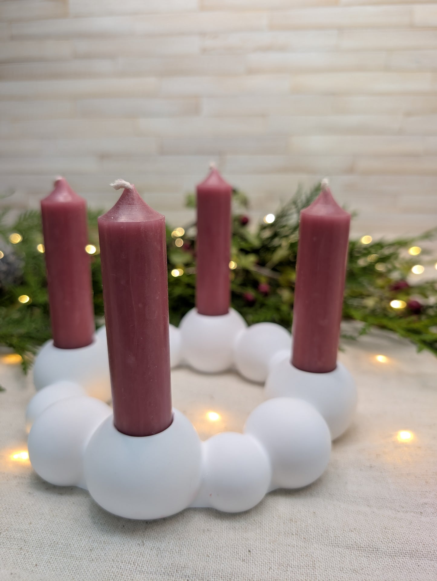 Der elegante Adventskranz „Bubble“ in zeitlosem Design, mit 4 Kerzen und vielseitig kombinierbar für verschiedene Wohnräume.