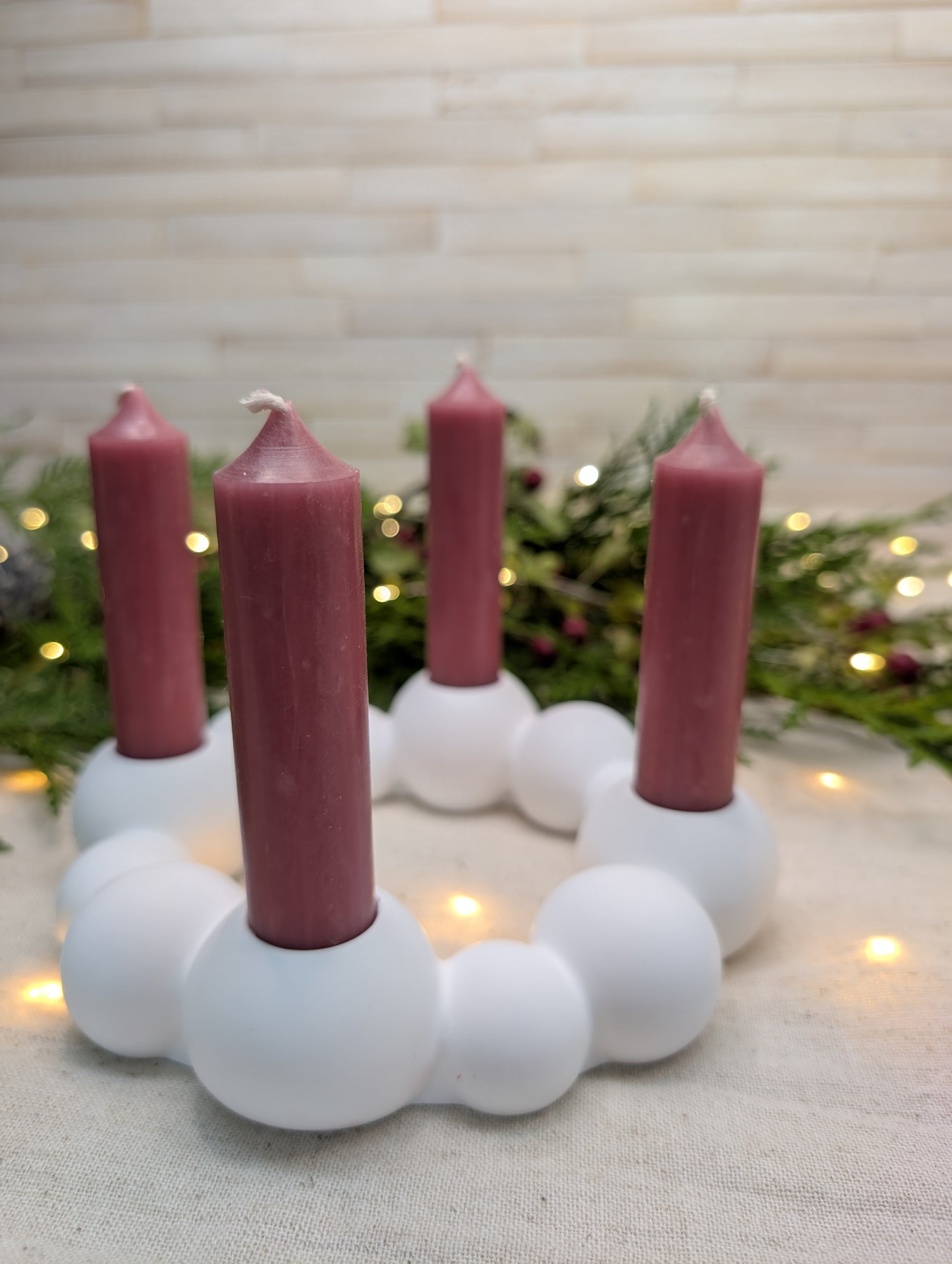 Der elegante Adventskranz „Bubble“ in zeitlosem Design, mit 4 Kerzen und vielseitig kombinierbar für verschiedene Wohnräume.