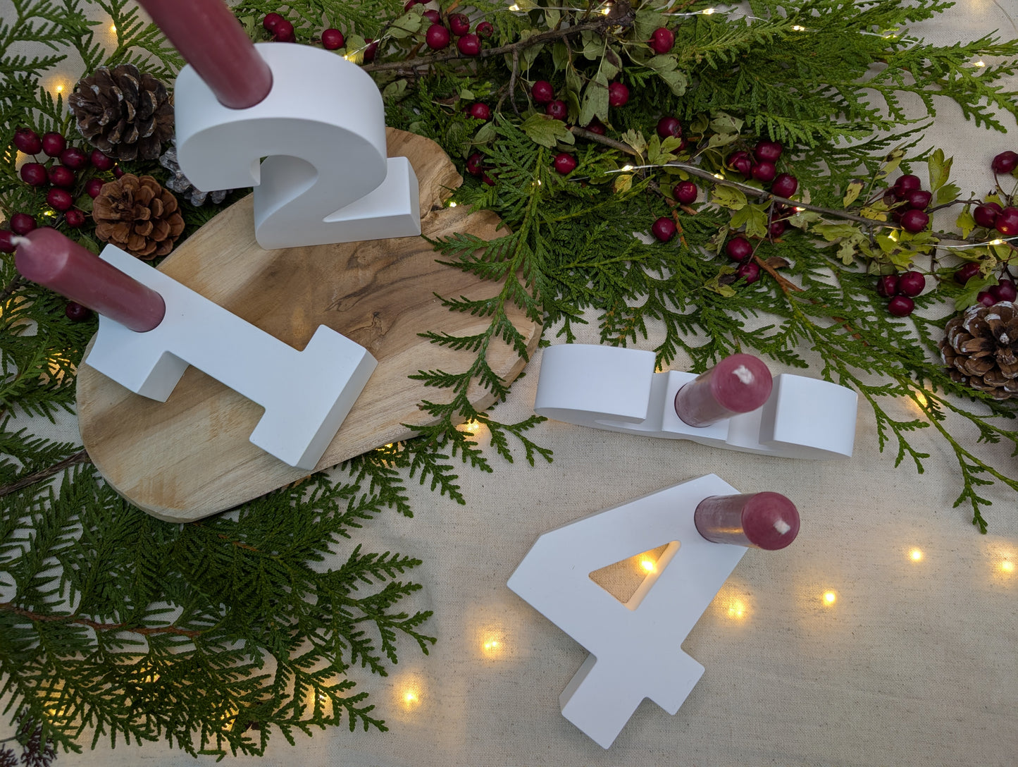 Detailaufnahme der Adventszahlen 1–4 Kerzenhalter aus Gießkeramik, stabil und elegant, für die kreative Gestaltung als adventszahlen kerzenhalter.