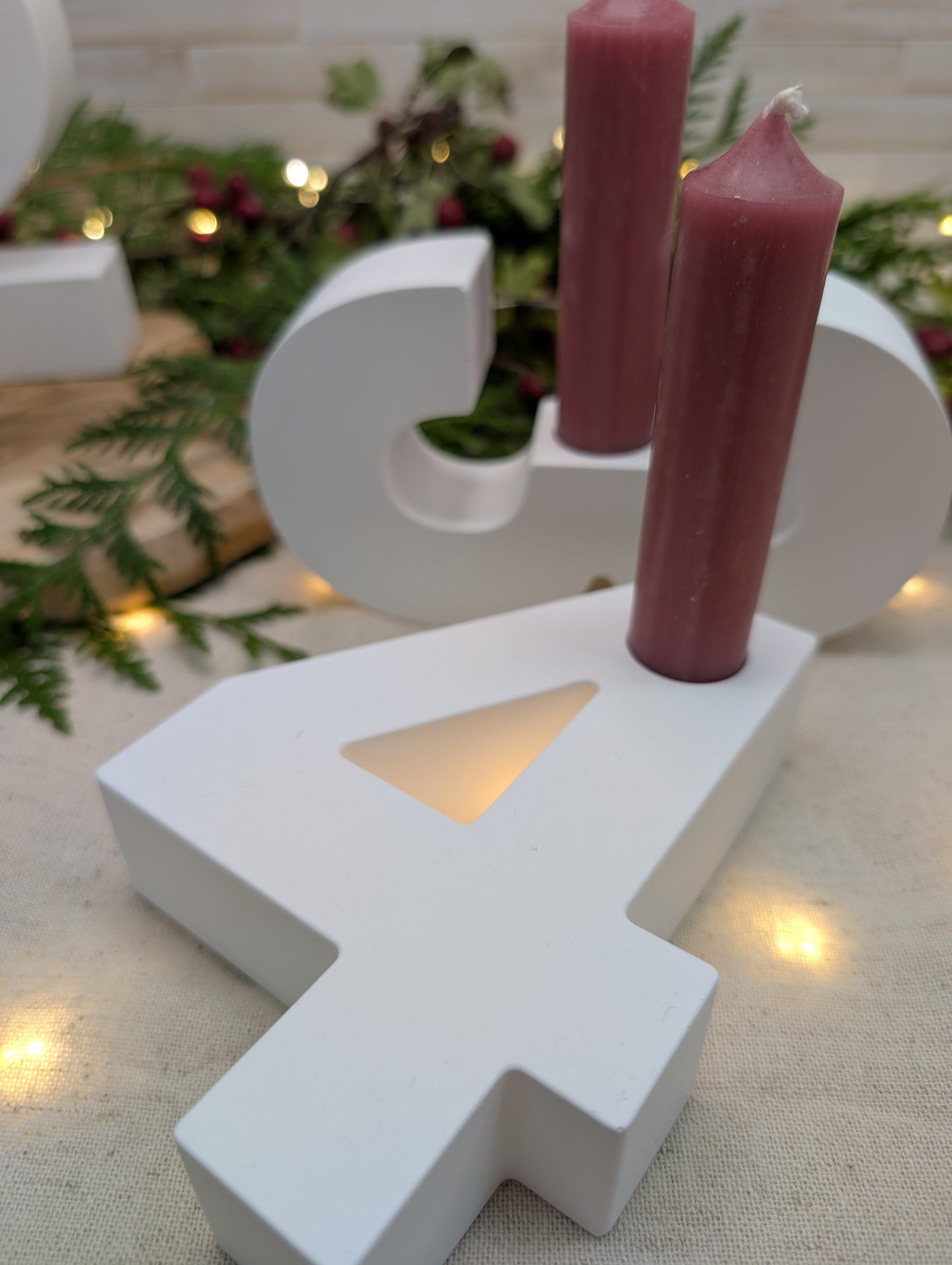 Stimmungsvolle Anordnung der Adventszahlen 1–4 Kerzenhalter, farblich angepasst für eine gemütliche Adventsdeko, perfekter adventszahlen kerzenhalter.