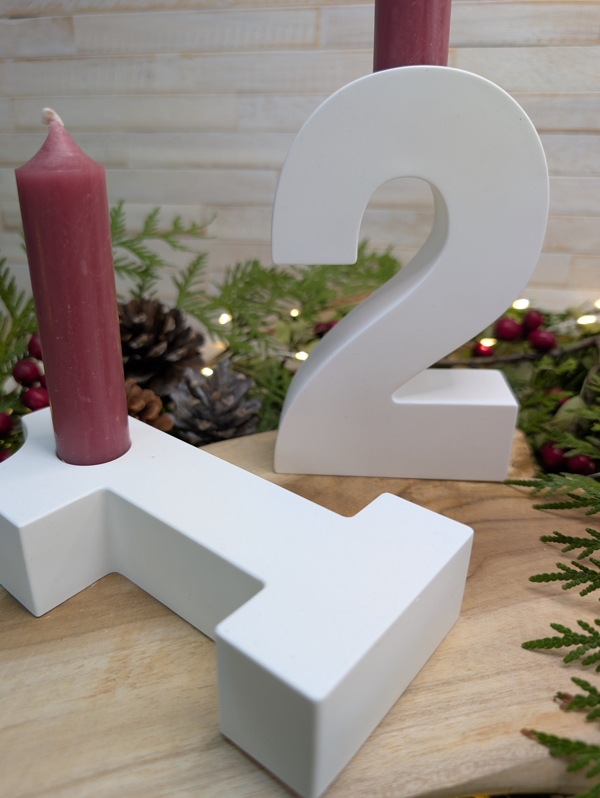 Adventszahlen 1–4 Kerzenhalter set in skandinavischem Design, hochwertig verarbeitet aus Gießkeramik, für jeden Adventssonntag ein adventszahlen kerzenhalter.