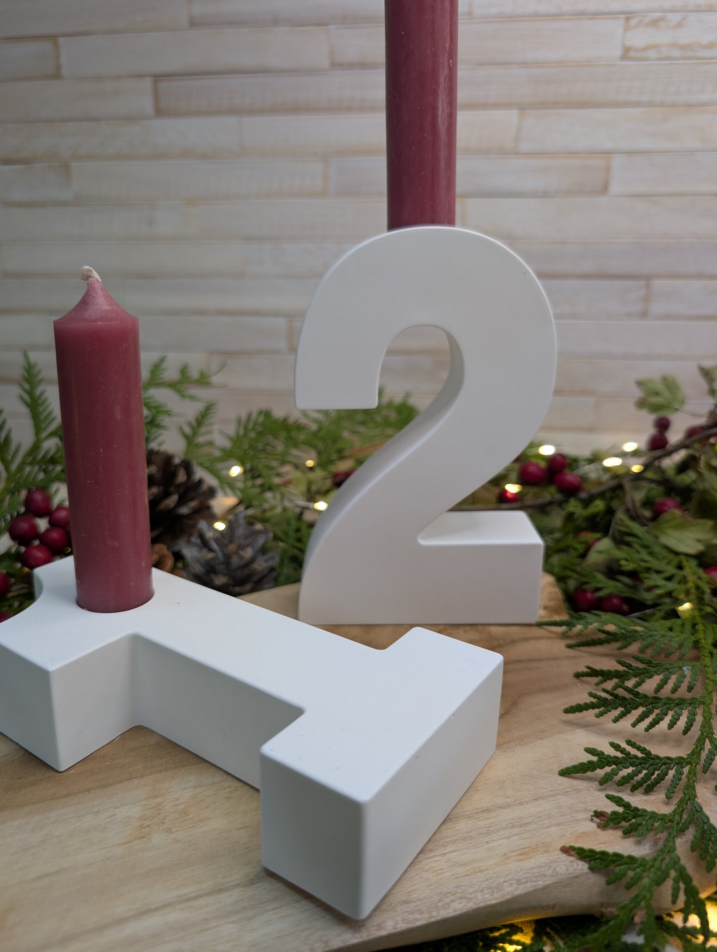 Weißer Adventszahlen 1–4 Kerzenhalter, stabil und modern gestaltet für einen stilvollen Advent, ideal als adventszahlen kerzenhalter im Wohnzimmer.