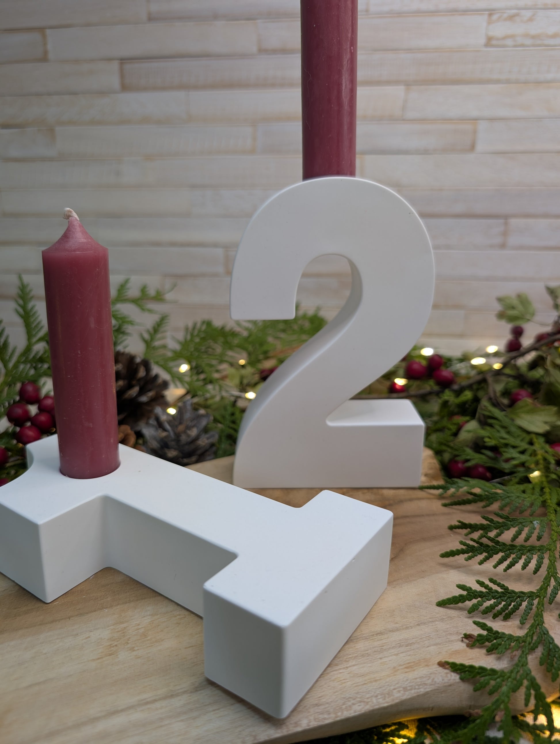 Weißer Adventszahlen 1–4 Kerzenhalter, stabil und modern gestaltet für einen stilvollen Advent, ideal als adventszahlen kerzenhalter im Wohnzimmer.
