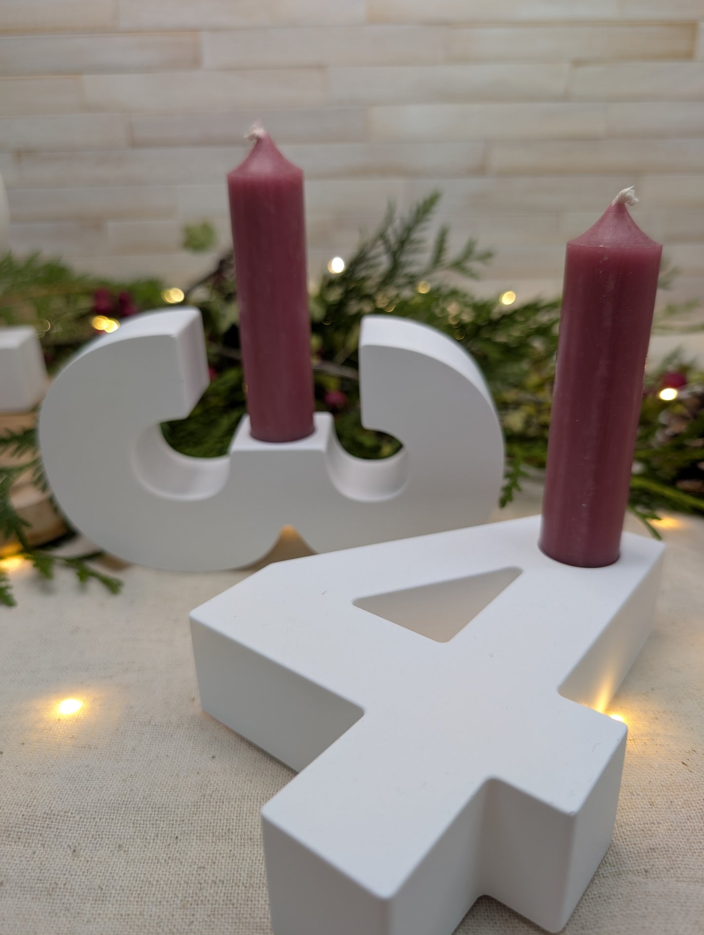 Eleganter Adventszahlen 1–4 Kerzenhalter, perfekt für eine harmonische Tischdekoration in der Adventszeit, ein praktischer adventszahlen kerzenhalter.