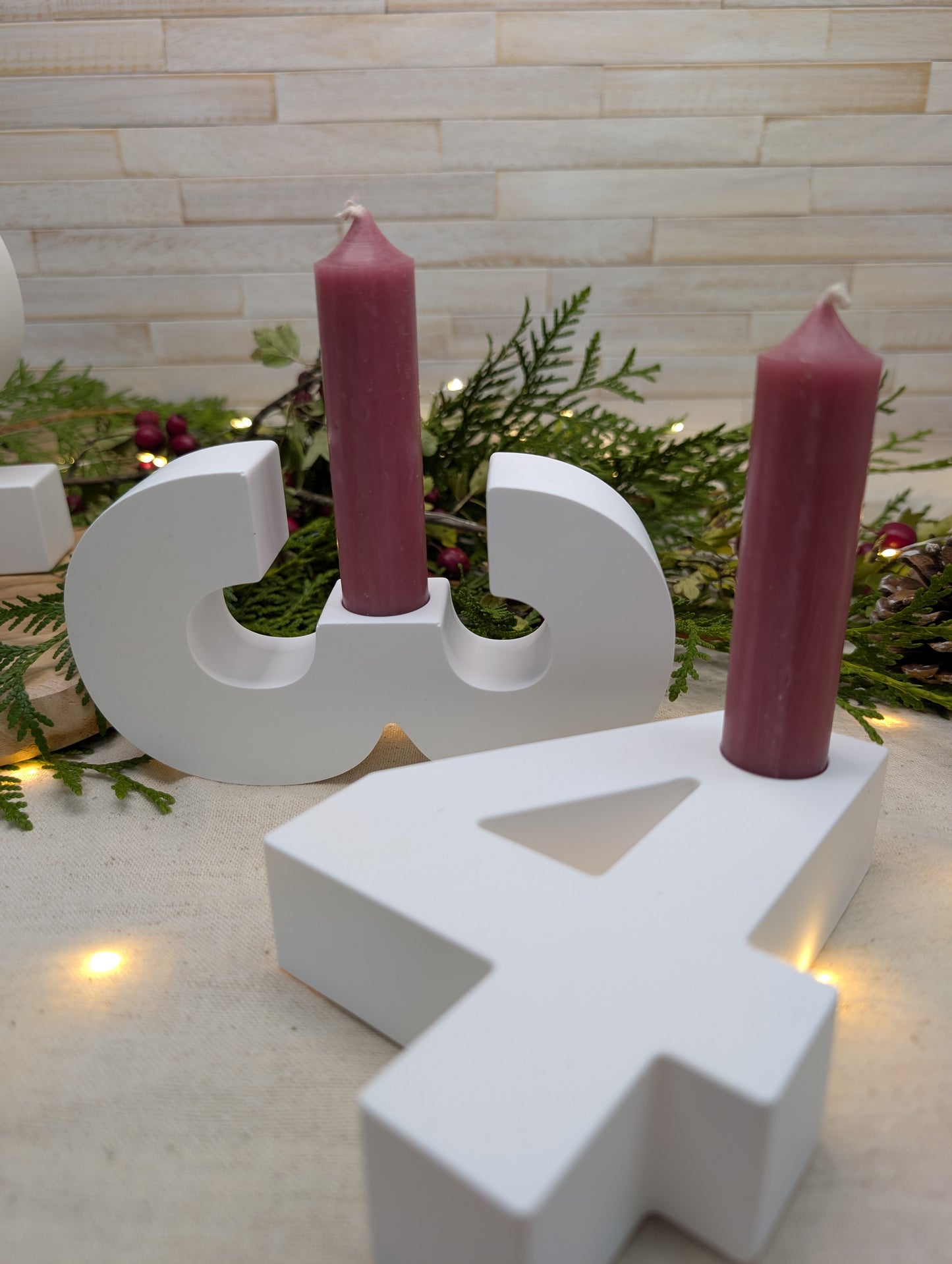 Vielseitiger Adventszahlen 1–4 Kerzenhalter, ideal für die Kombination mit Stabkerzen, hält die Tradition lebendig als adventszahlen kerzenhalter.
