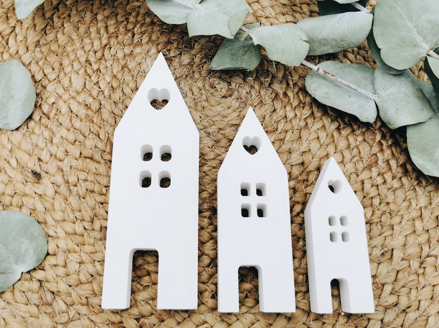 Vielseitige weiße Dekohäuser aus Raysin, ideal für die ganzjährige Dekoration. Weiße dekohäuser kaufen und Ihr Zuhause verschönern!