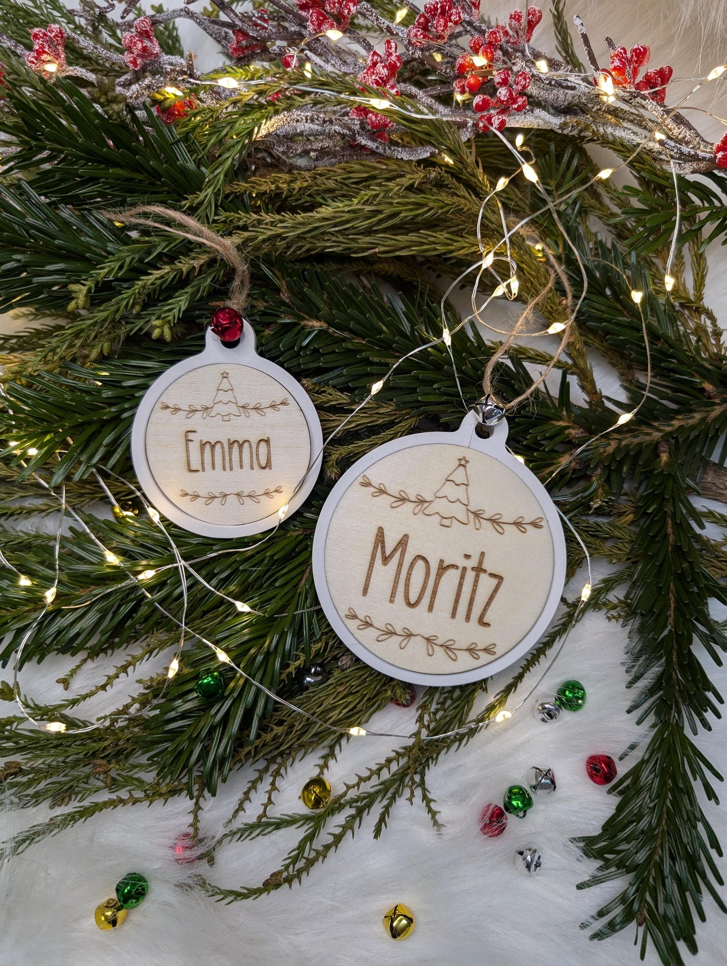 Personalisierte Weihnachtsbaumkugel mit Holzgravur – Christbaumschmuck & Geschenkidee