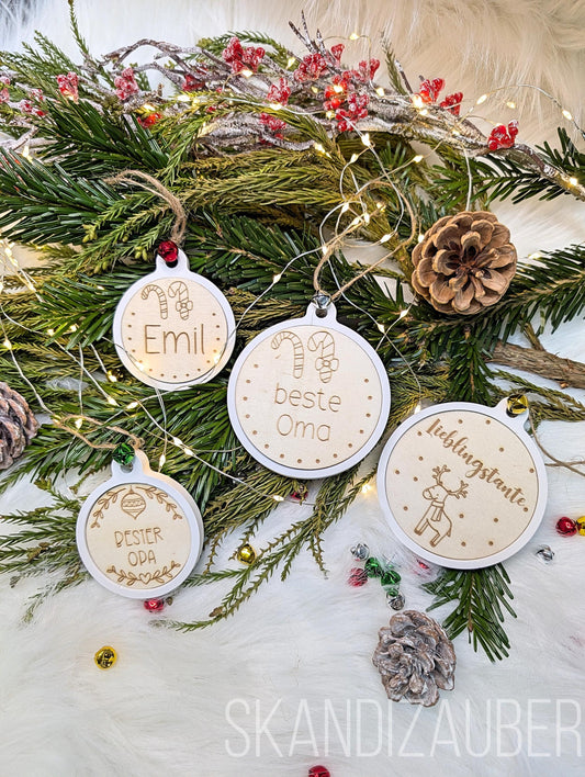 Personalisierte Weihnachtsbaumkugel mit Holzgravur – Christbaumschmuck & Geschenkidee