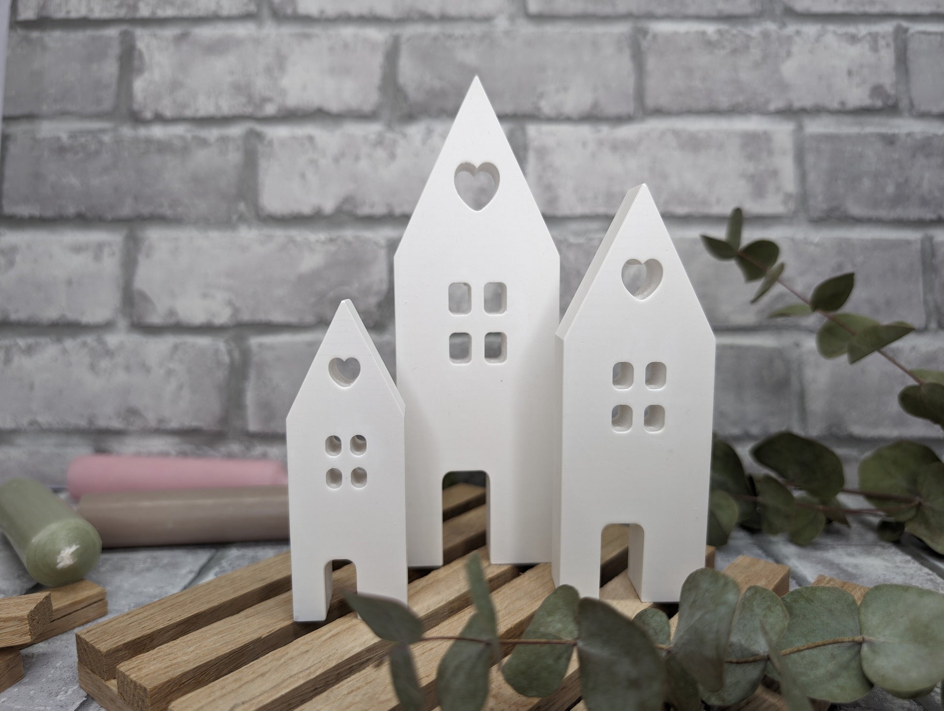 Set aus 3 unterschiedlichen Größen von dekorativen Lichthäusern, ideal als Geschenk oder zur eigenen Dekoration.