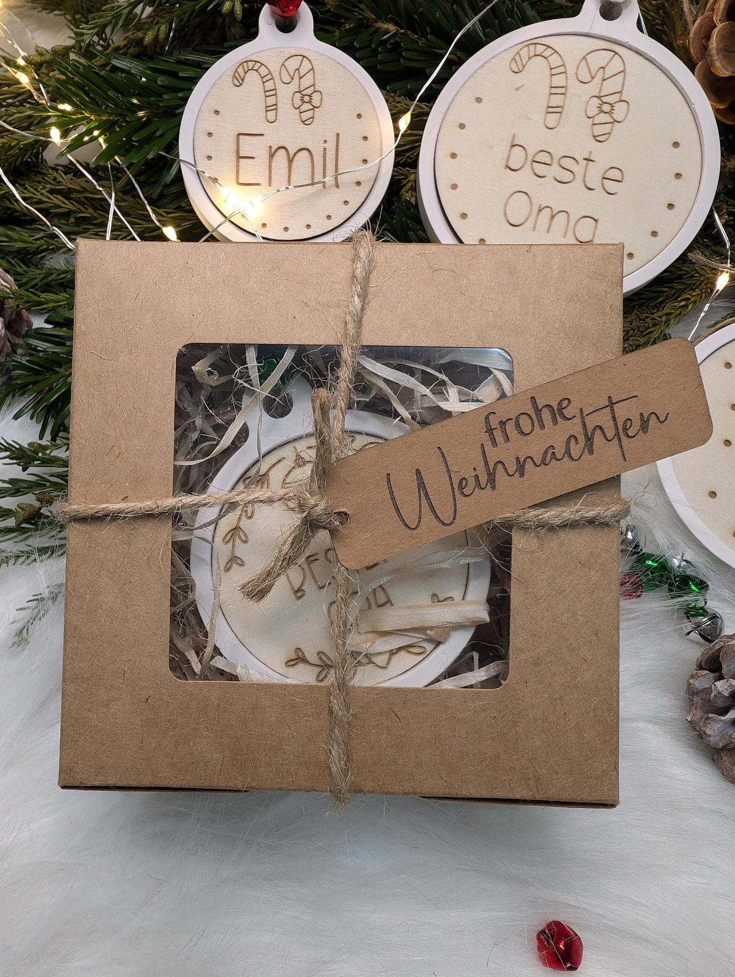 Personalisierte Weihnachtsbaumkugel mit Holzgravur – Christbaumschmuck & Geschenkidee